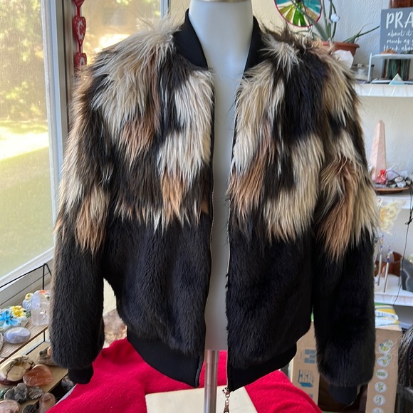 Womens faux fur jacket… new and never worn - Picture 4 of 10